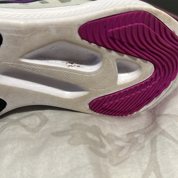 Used Nike Zoom Gravity Running Shoes - Picture 7 of 8